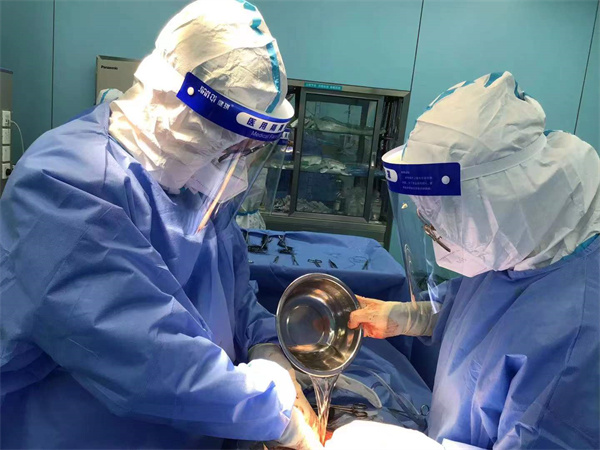 争分夺秒 大明宫“黄码医院”救治一紧急临产孕妇.jpg