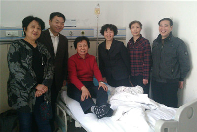 图片9 慰问原院党委书记王清莲老师.jpg