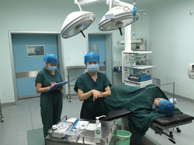 手术室报道 (3).JPG