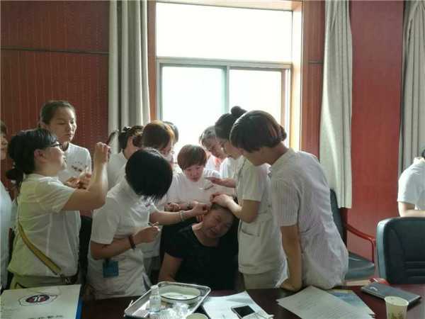 7.王晔护士耳穴埋豆操作示范.jpg