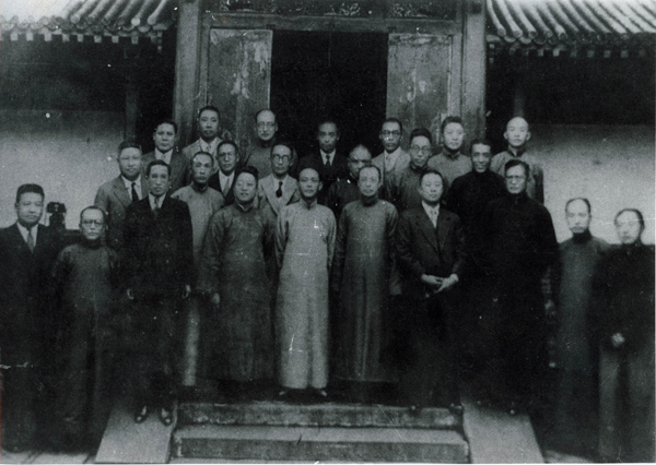1.1937年,北平医学院院长吴祥凤召集西迁会议，与迁陕的部分同仁合影.jpg