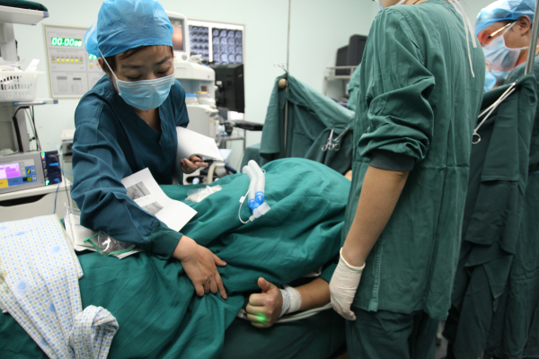 术中唤醒,患者竖起大拇指和医生交流.jpg 术中唤醒,患者竖起大拇指和医生交流.jpg