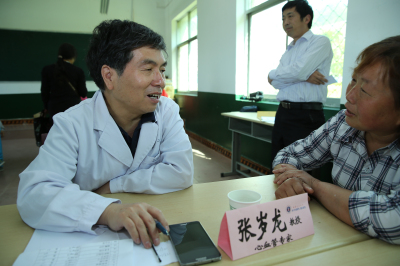 老年心血管科张岁龙教授为教师义诊.jpg