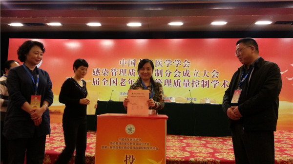 3选举-耿燕在投选举票.jpg 3选举-耿燕在投选举票.jpg