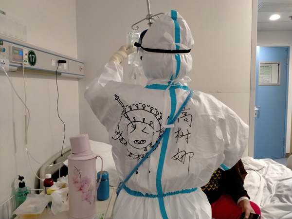 防护服变成了艺术品.jpg