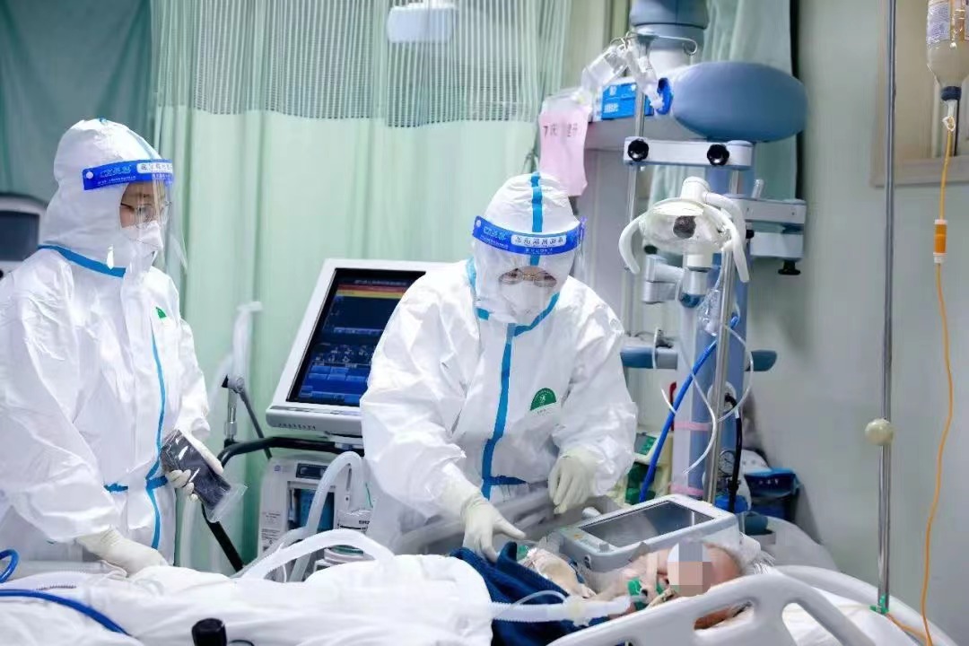 图6 （两张）李永莉、唐楠在西二楼重症护理使用呼吸机患者 (1)jpg