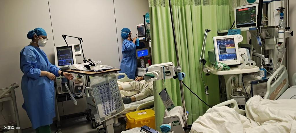 图5 护师关晨维为患者调节呼吸机参数jpg