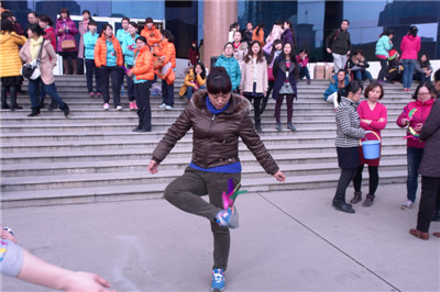 踢毽子3.JPG 踢毽子3.JPG