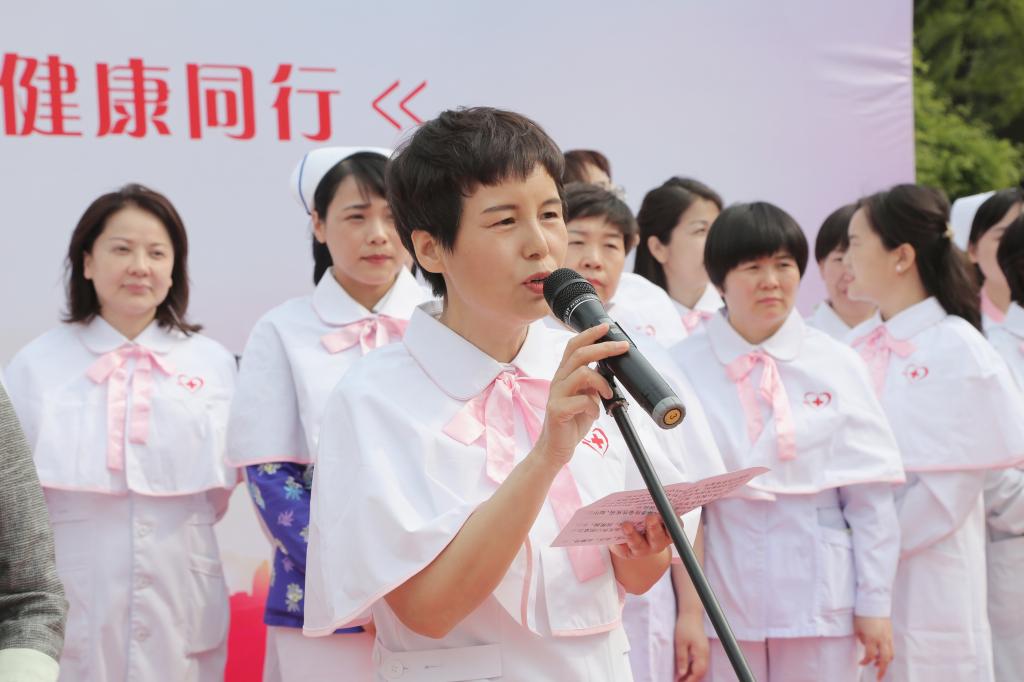 4.李领侠护士长主持开幕式.jpg 4.李领侠护士长主持开幕式.jpg