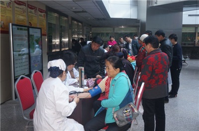 12.交大二附院专家义诊现场.JPG