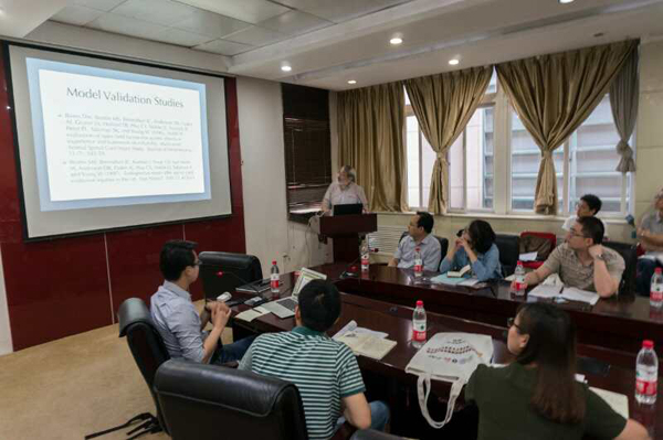 美国 Rutgers 大学Wise Young 教授给学员授课.jpg