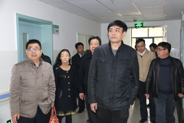 参观县中医院.jpg 参观县中医院.jpg