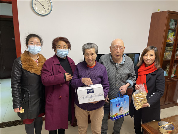 看望离退休老员工4.jpg
