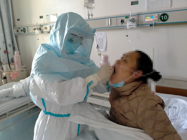 2020年2月，武汉同济医院中法新城院区，罗花南为住院患者取咽拭子_副本.jpg