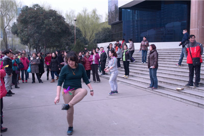 踢毽子4.JPG 踢毽子4.JPG