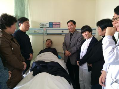 图片7 慰问感染科王湖荣老师.jpg