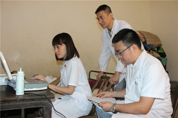 8陈珂为病人查体.JPG 8陈珂为病人查体.JPG