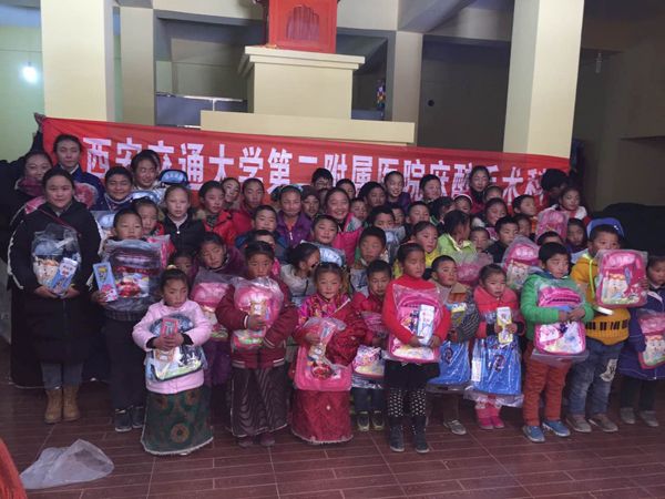 拉布乡小学孩子们收到爱心礼物 (2).jpg 拉布乡小学孩子们收到爱心礼物 (2).jpg