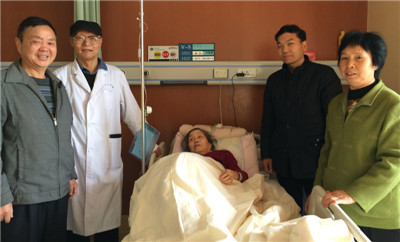 图片14 慰问药剂科王宝英老师.jpg