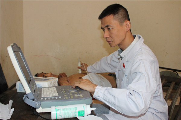 7韩东刚副教授为病人查体.JPG 7韩东刚副教授为病人查体.JPG