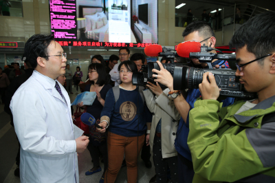 贺西京院长接受多家媒体采访.jpg