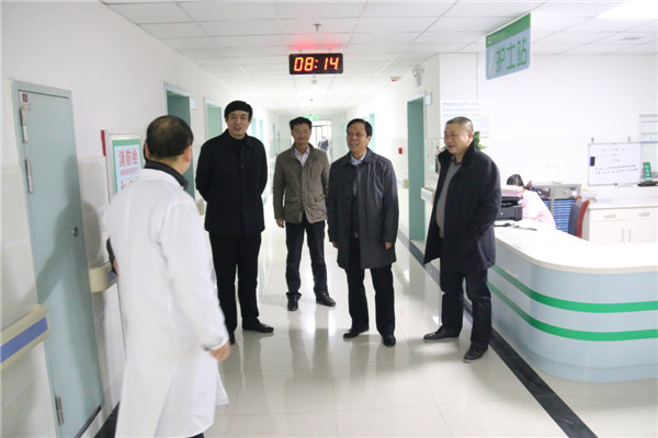 韦俊荣书记、黎一鸣副书记考察县中医院.JPG