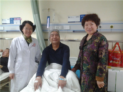 图片16 慰问后勤王燕云老师.jpg