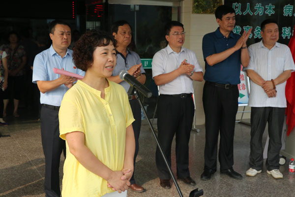 交大二附院党委副书记党变玲介绍参加帮扶义诊活动的专家团队.jpg 交大二附院党委副书记党变玲介绍参加帮扶义诊活动的专家团队.jpg