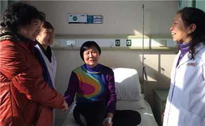 图片15 慰问医保办王喜凤老师.jpg