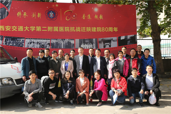 1.院领导巩守平 高亚为义诊专家送行.JPG