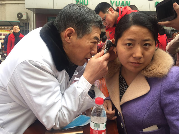 许珉教授给患者检查.jpg 许珉教授给患者检查.jpg