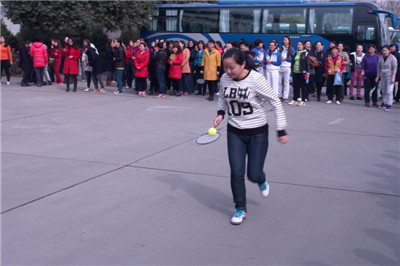 羽毛球拍托乒乓球接力1.JPG 羽毛球拍托乒乓球接力1.JPG