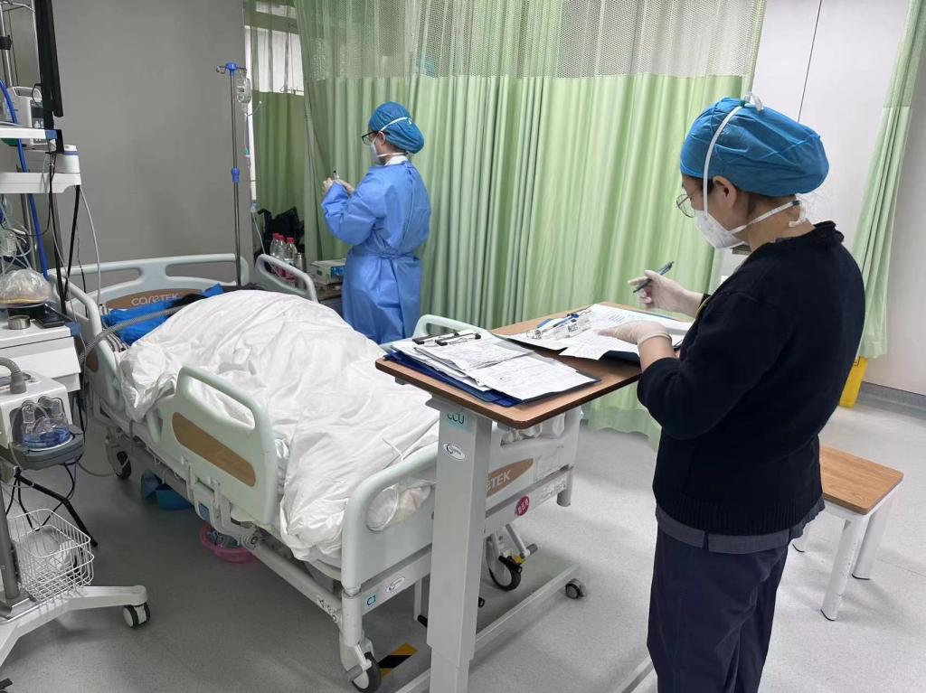 图3 主管护师宋雅璠书写特护记录单jpg