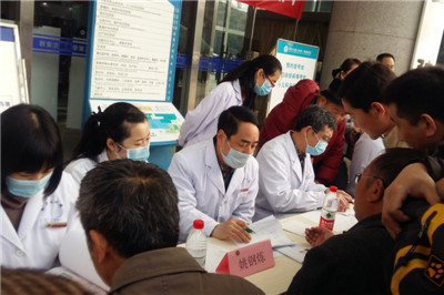 义诊医师姚钢炼主任医师.jpg 义诊医师姚钢炼主任医师.jpg