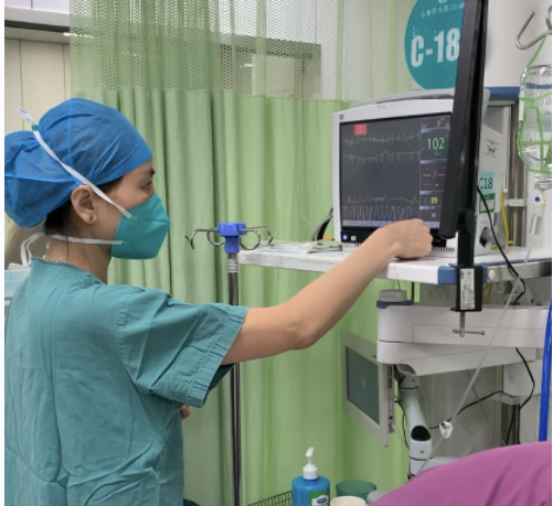 图9 主管护师祁雪丽为患者调节监护仪参数png