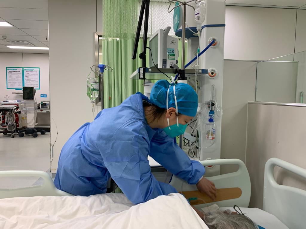 图4 护师郭晓晓为使用高流量湿化仪患者整理管路JPG