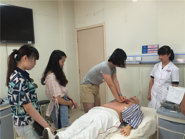 志愿者们在医用模拟人上面练习心肺复苏.jpg